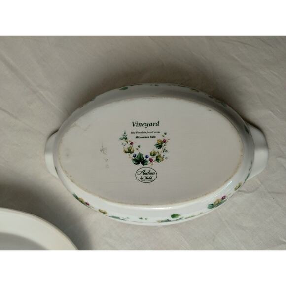 Andrea by Sadek Casserole Dish with Lid - Green Ivy Berries Gold Trim - Vineyard - Picture 6 of 8
